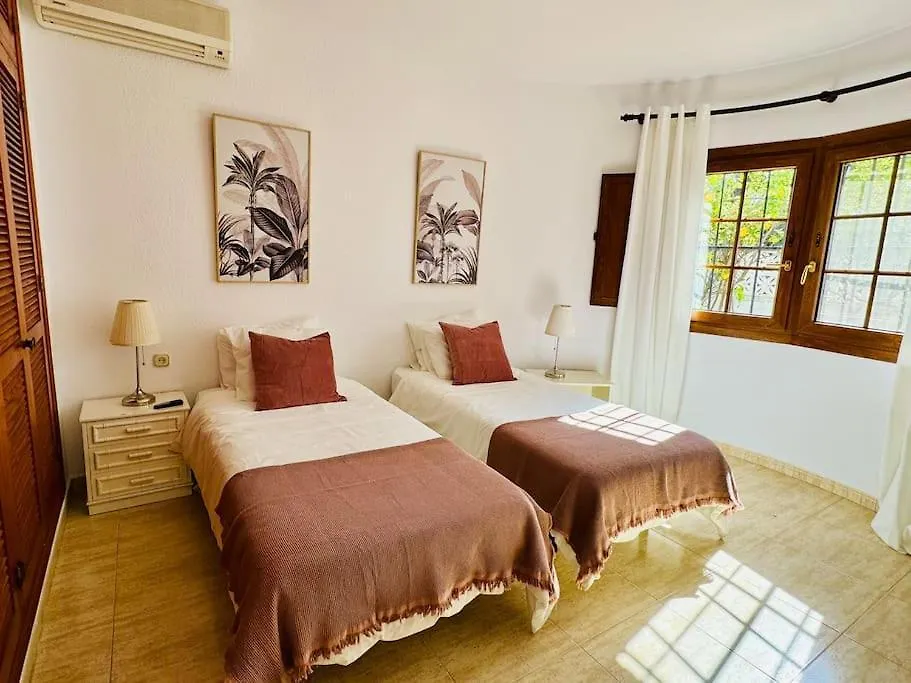 Sitio de Calahonda Casa Del Mar, Stunning Villa With Swimming Pool ספרד